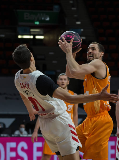 之间的角色 之间的角色